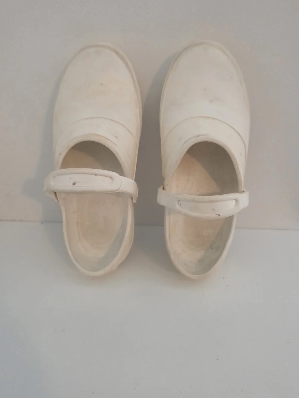 White/Cream Crocs Classic Clog Sandals Size 6
